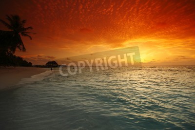 Zonsondergang op een verlaten strand