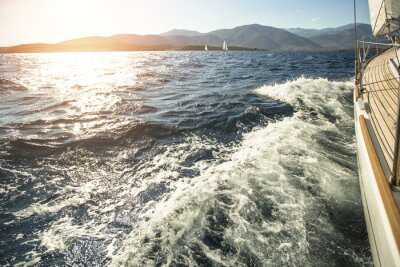 Fotobehang Zonsondergang op een zeilboot