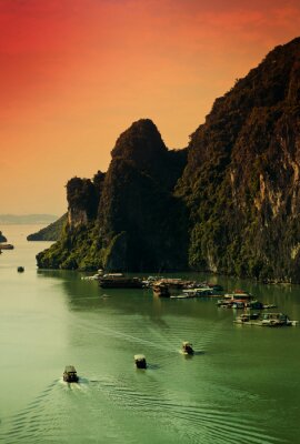 Zonsondergang op Halong Bay, Vietnam