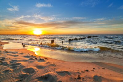 Fotobehang Zonsondergang op het strand van de Oostzee in Polen