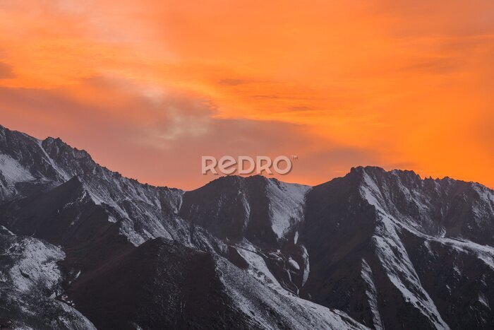 Fotobehang Zonsondergang over de bergtoppen