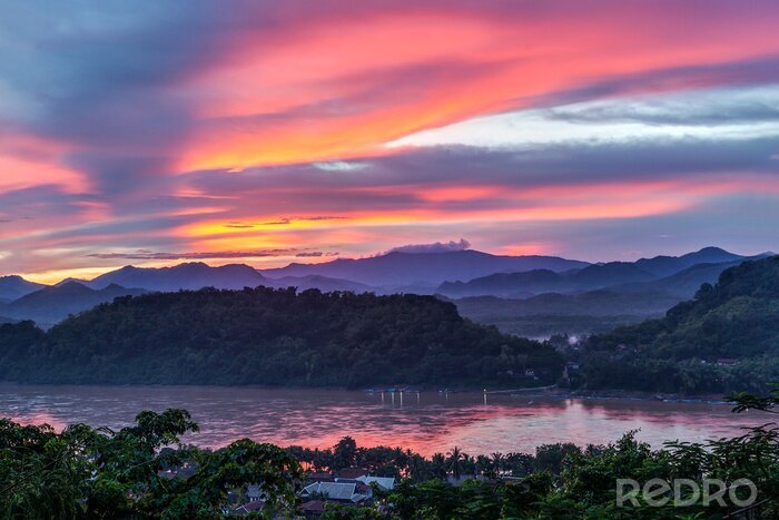 Fotobehang Zonsondergang over Mekong River, Mount Phousi, Luang Prabang, Laos