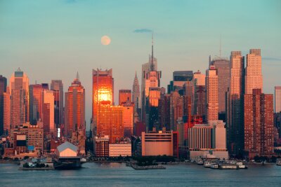 Zonsondergang reflecteert op de gebouwen van NY