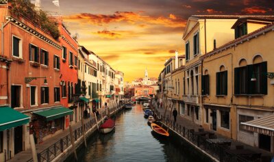 Zonsondergang tussen de straten van Venetië