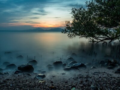 Fotobehang zonsondergang uitzicht over de berg van mangrove