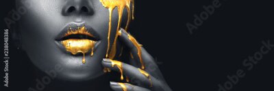 Fotobehang Zwart-gouden portret van een vrouw met een verfdruppeleffect