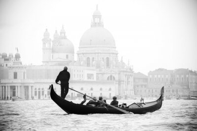 Fotobehang Zwart-wit weergave van een boot in Venetië