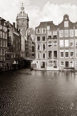 Zwart-wit zicht op de gebouwen van Amsterdam