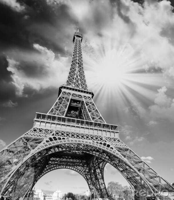 Fotobehang Zwart-witte architectuur op de achtergrond van de zon