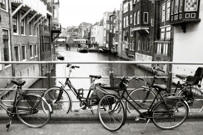 Zwart-witte brug met fietsen