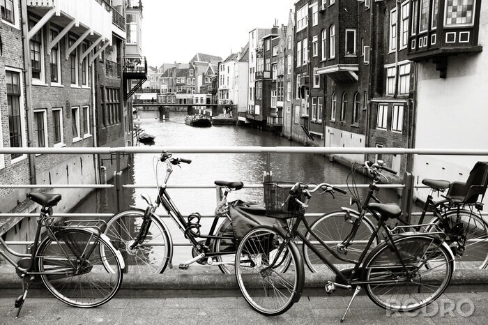 Fotobehang Zwart-witte brug met fietsen