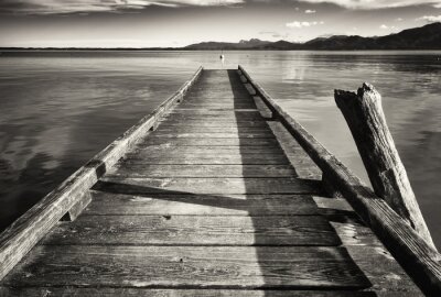 Fotobehang Zwart-witte houten brug