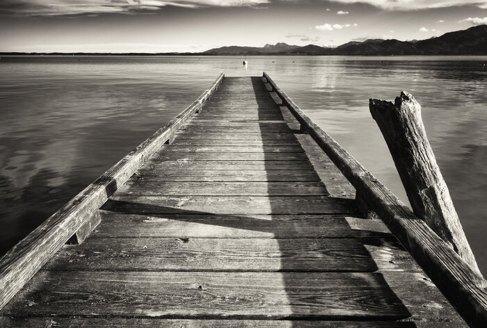 Fotobehang Zwart-witte houten brug