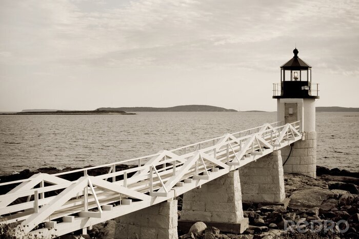 Fotobehang Zwart-witte lantaarn met een brug
