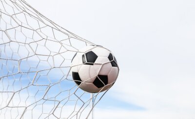 Fotobehang Zwart-witte voetbal in het net