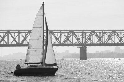 Fotobehang Zwart-witte zeilboot en brug