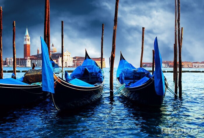 Fotobehang Zwarte gondels in de Venetiaanse haven