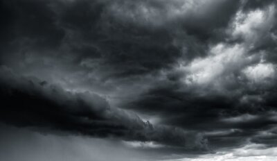 Zwarte wolken en storm