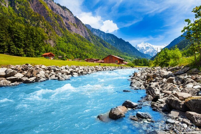 Fotobehang Zwitsers landschap met rivier en huizen