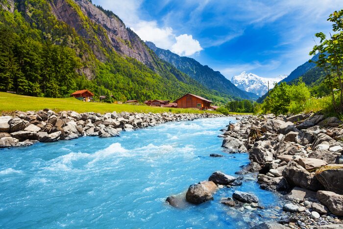 Fotobehang Zwitsers landschap met rivier en huizen