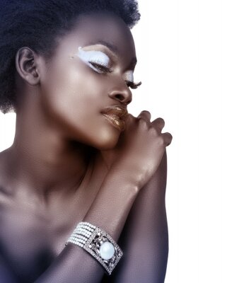 Afrikaanse vrouw in blauw en bruin sepia.