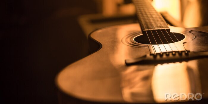 Poster akoestische gitaar close-up op een mooie gekleurde achtergrond