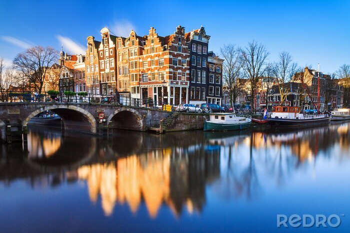 Poster Amsterdam-Gebäude über dem Wasser