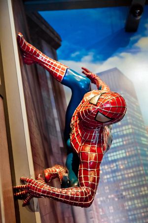 Poster Amsterdam, Nederland - maart 2017: Spiderman Marvel-strips in het wassenbeeldenmuseum Madame Tussauds in Amsterdam, Nederland