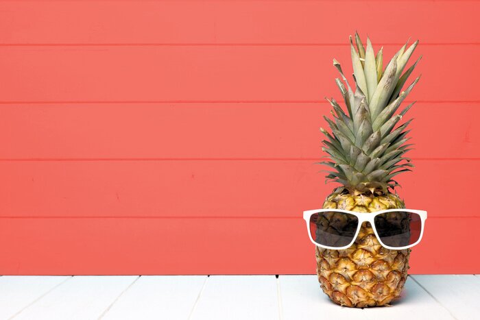 Poster Ananas in glazen op een achtergrond van planken
