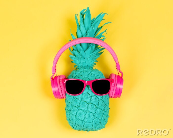 Poster Ananas in roze hoofdtelefoons en glazen op een gele achtergrond