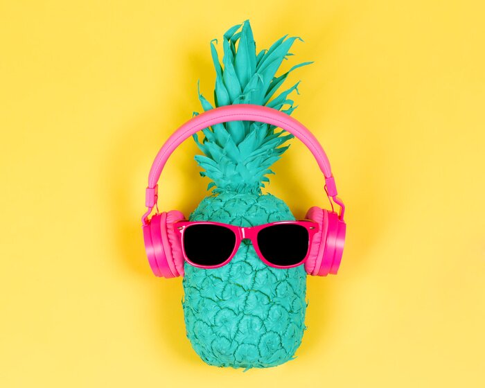 Poster Ananas in roze hoofdtelefoons en glazen op een gele achtergrond