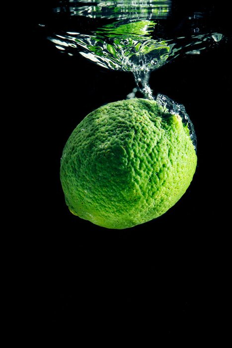 Poster Artistieke foto van een vrucht in het water