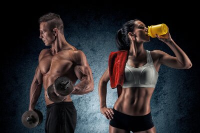 Poster Atletische man en vrouw met een dumbells.