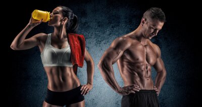Poster Atletische man en vrouw na fitness oefening