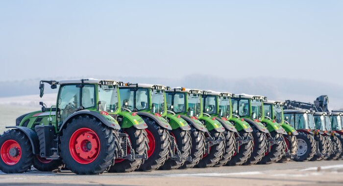 Poster Ausstellung / neue Traktoren aufgestellt nebeneinander in einer Reihe