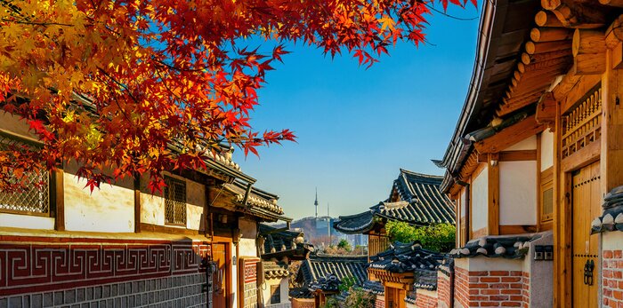 Poster Autumn seasons at Bukchon Hanok Village. Traditional Korean style architecture in Seoul,Korea.