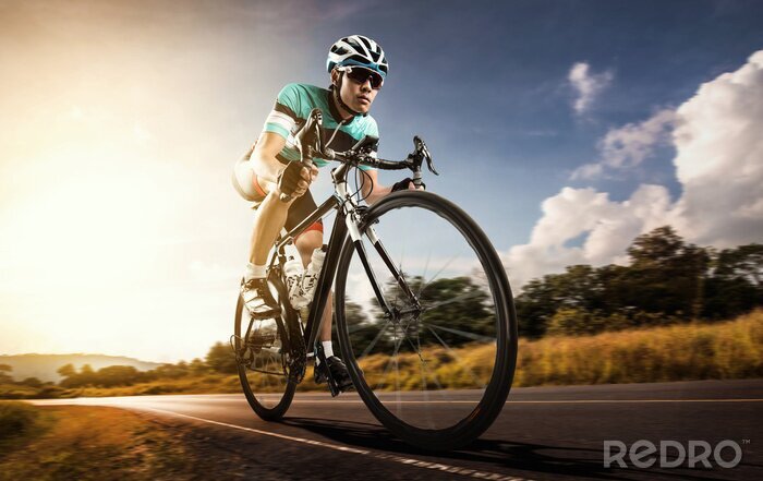 Poster Aziatische mannen fietsen racefiets in de ochtend