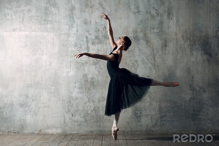 Poster Balletdansende ballerina in een zwarte jurk