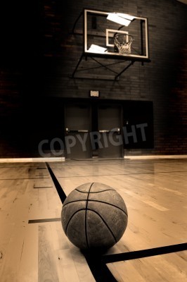 Poster Basketbal op hof met hoepel op de achtergrond