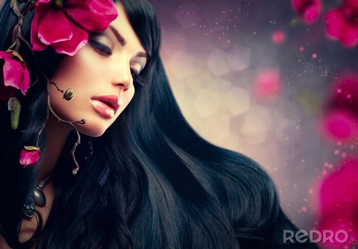 Poster Beauty Donkerbruin Model meisje met grote paarse bloemen in haar haar.