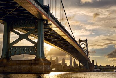 Ben Franklin Bridge boven Philadelphia skyline bij zonsondergang, US