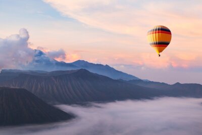 Berglandschap met een vliegende ballon