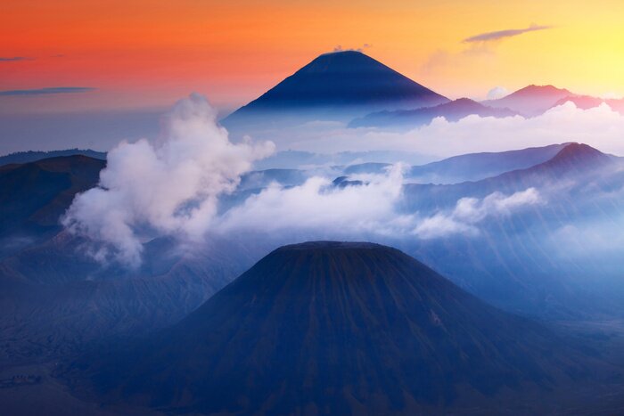 Poster Berglandschap met schilderachtige zonsondergang