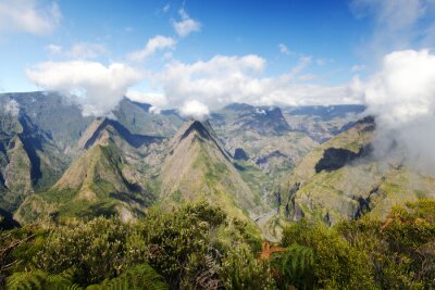 Bergtoppen in de wolken