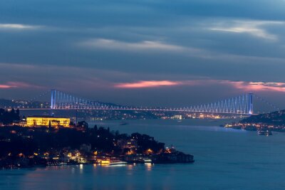 Poster Bewolkte lucht boven de Bosporus-brug