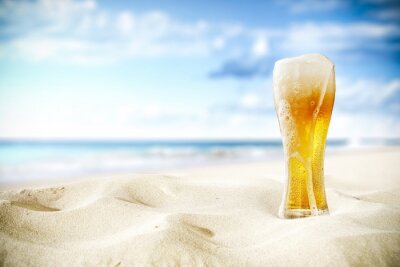 Bier in een glas op het strand