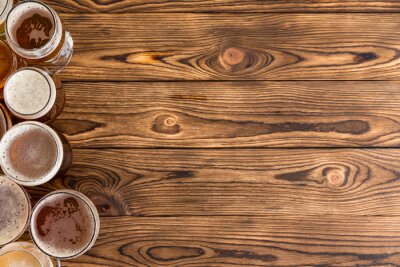 Bier op een houten tafel