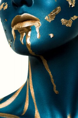Poster Blauwe schoonheid Model met vloeibaar goud op Face.