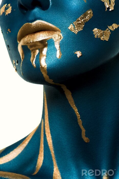 Poster Blauwe schoonheid Model met vloeibaar goud op Face.