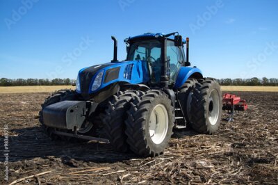 Blauwe tractor met ploeg